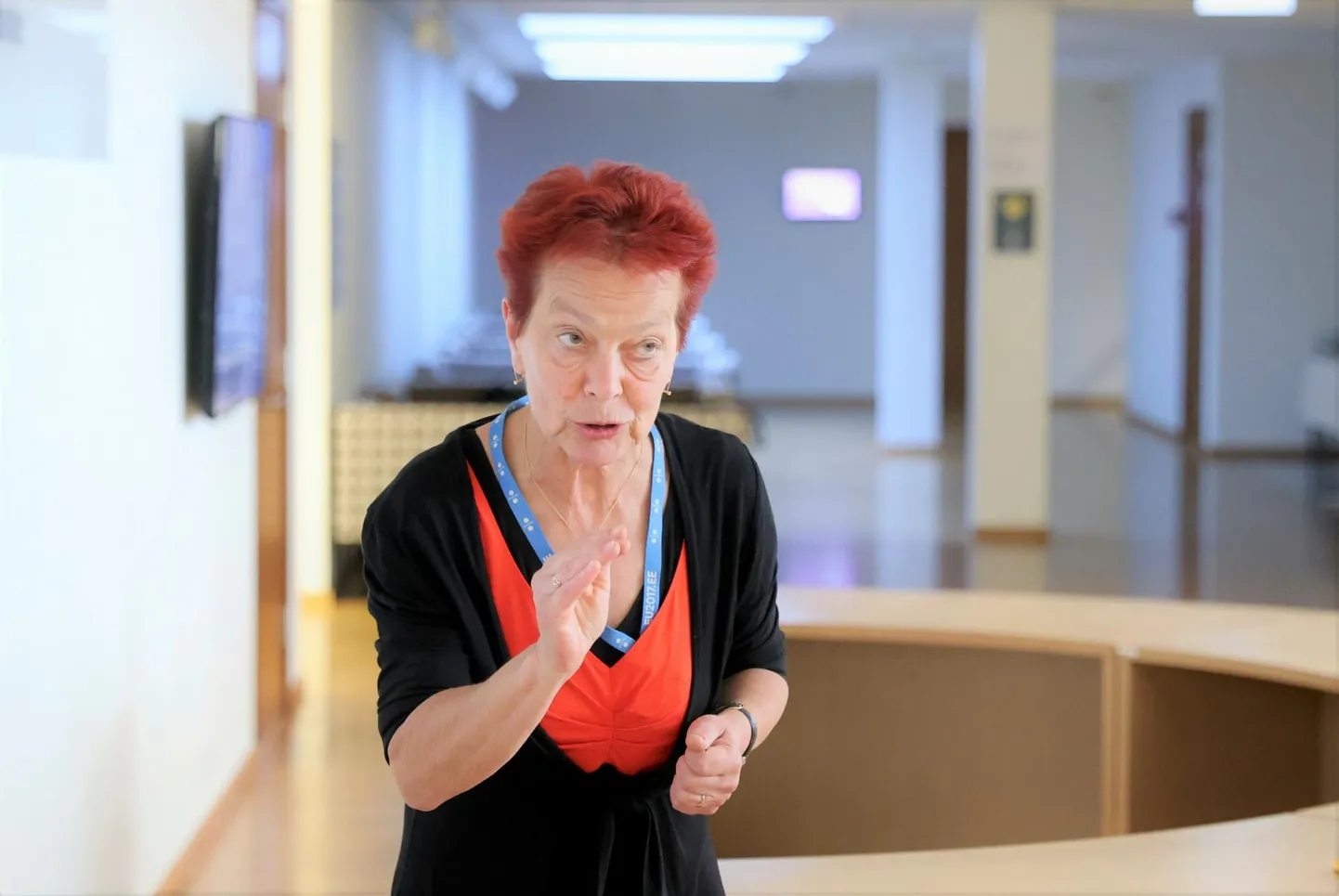 Krista Aru avab Tartu ülikooli raamatukogus näitust.
