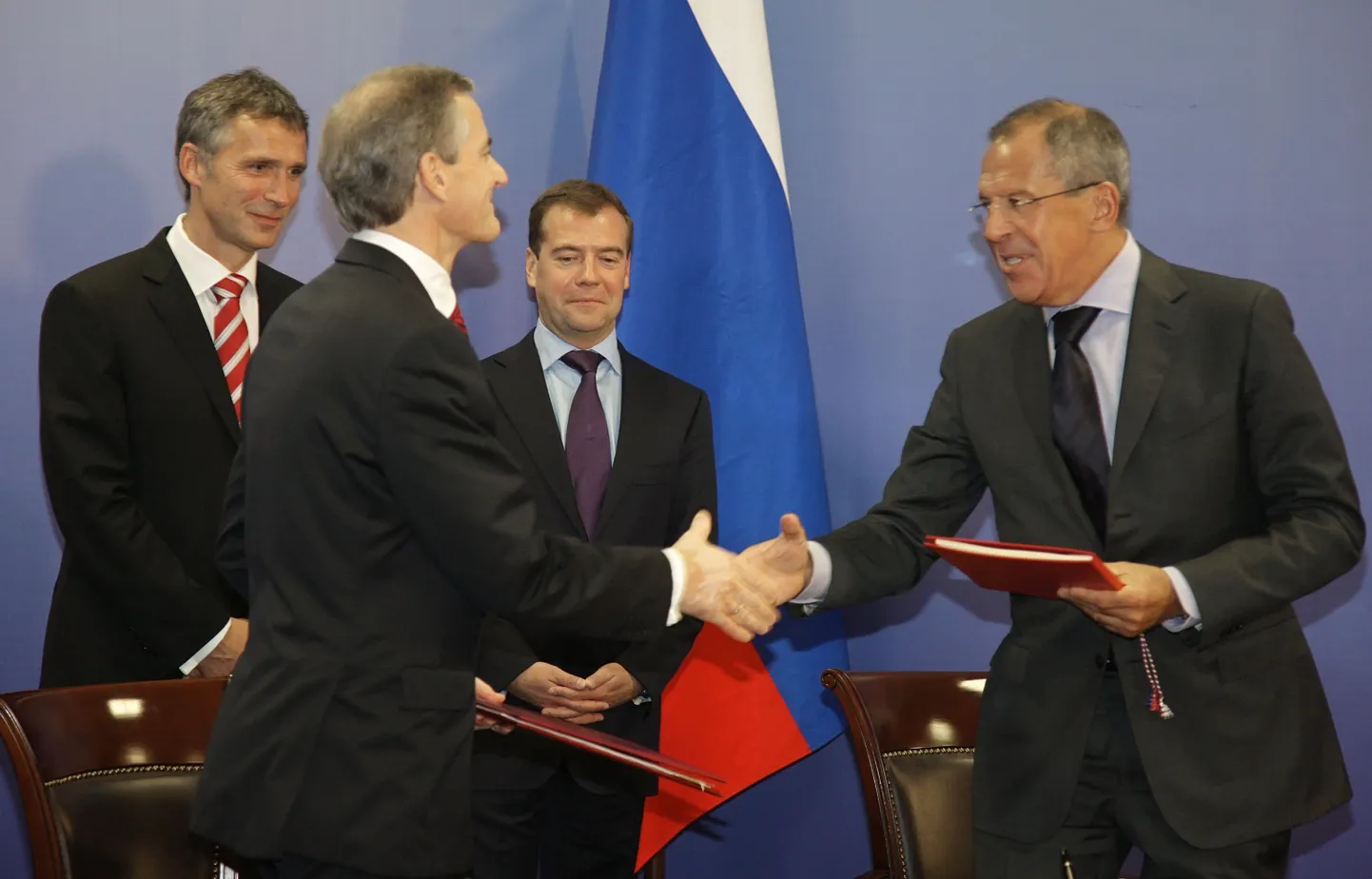 Venemaa Föderatsiooni president Dmitri Medvedev (paremalt teine) ja Norra peaminister Jens Stoltenberg (vasakult esimene) vaatavad, kuidas Vene välisminister Sergei Lavrov (paremal) ja tema Norra ametivend Jonas Gahr Støre suruvad lepingu kinnitamise järel käsi.