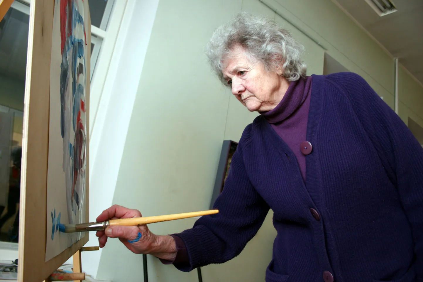 Lola Liivat tegi ka enne näituse avamist pintsli värviseks.