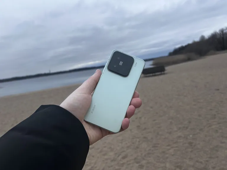 Telefonil on väljapaistev kaameramoodul, mis peidab endas kolme 50-megapikslist kaamerat.