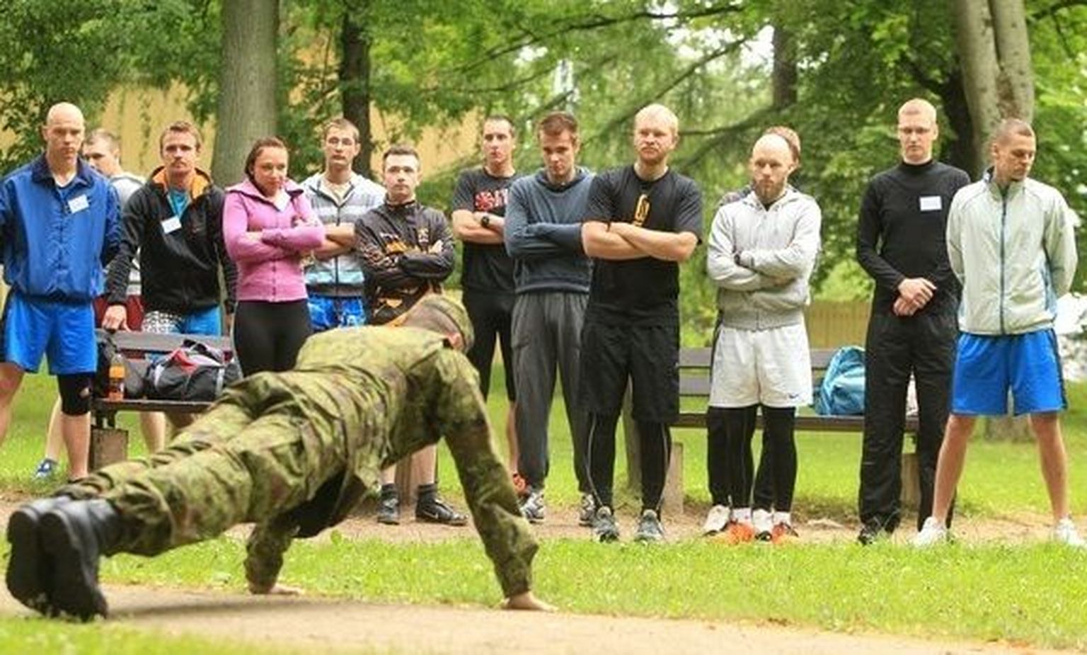 Sõjakooli üldfüüsilisel testil näidati kandidaatidele, kuidas harjutust õigesti sooritada.