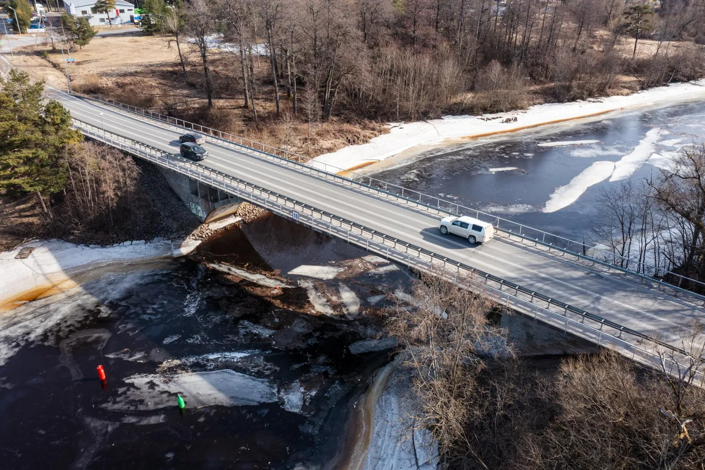 Kui vana sild lammutada, oleks võimalik teha silla alt kergliiklejatele kallasrajad.