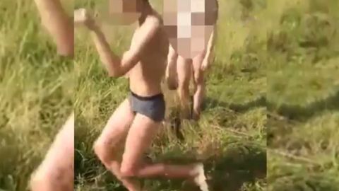 Ужас в кубе: подростки заставили подругу есть землю с ног и плясать голой (видео) 