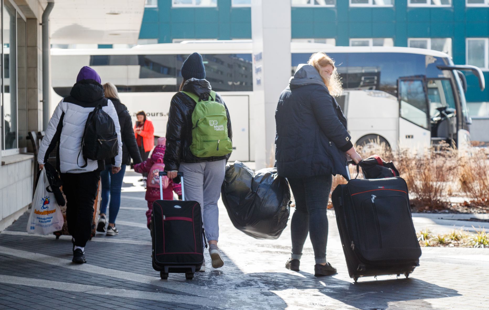 Ukraina sõjapõgenikud lahkuvad Tallink Expressi hotellist möödunud aasta märtsi viimasel päeval.