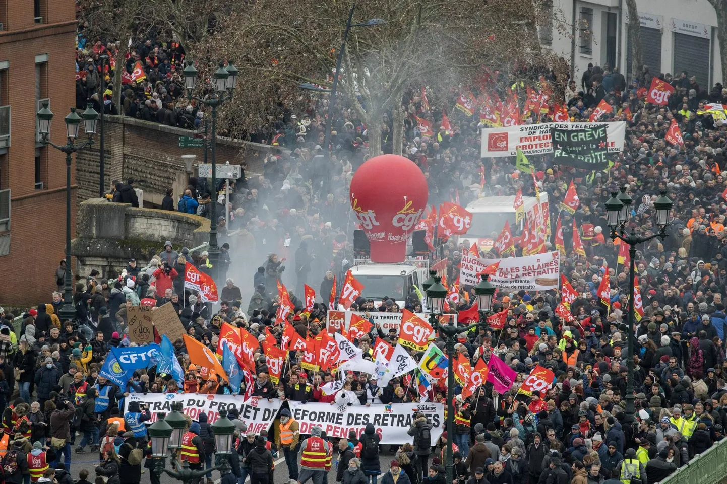 Tuhanded inimesed pensionireformivastasel protestil Toulouse’i linnas.