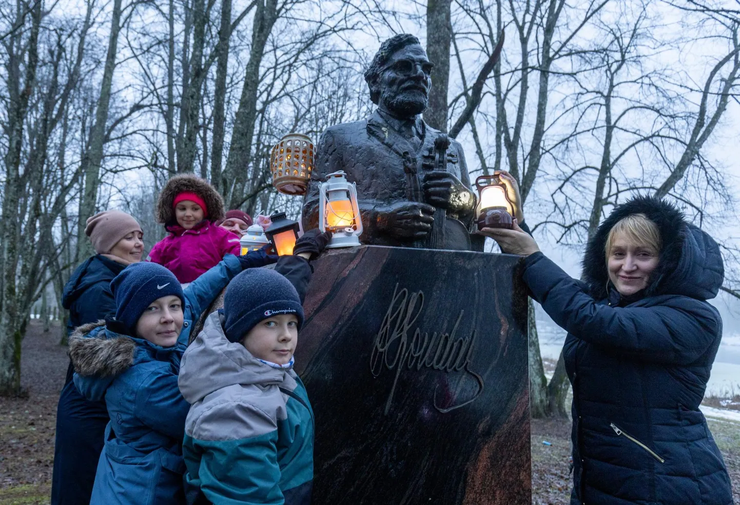 Suure-Jaanis korraldati vana aasta ärasaatmiseks ja rahvapärimuse tutvustamiseks laupäeval väike laternamatk, millest korraldajate arvates võiks tulevikus saada traditsioon.