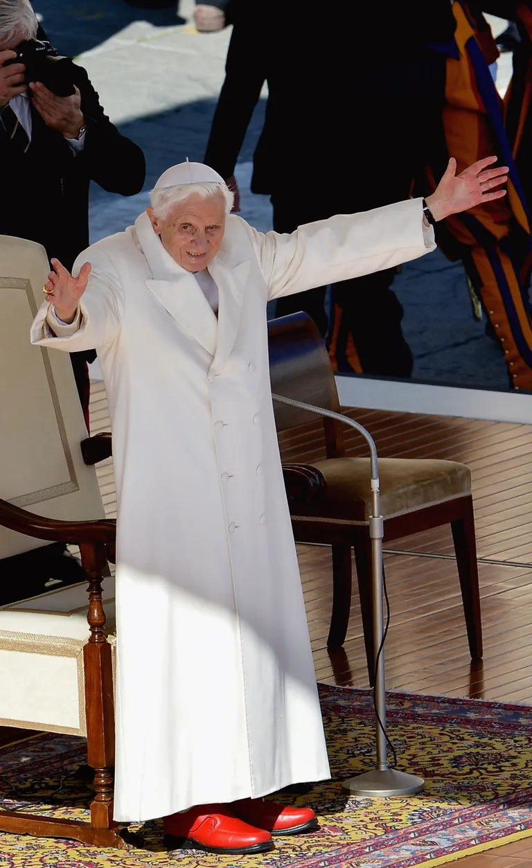 Папа Римский Бенедикт XVI, предшественник Франциска