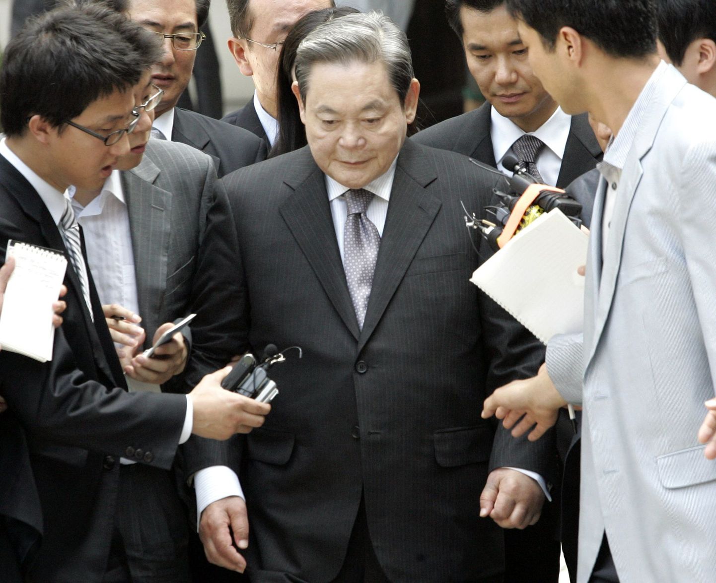 Endine Samsung grupi juht Lee Kun-hee 14.augustil Seouli kohtumajast lahkumas.