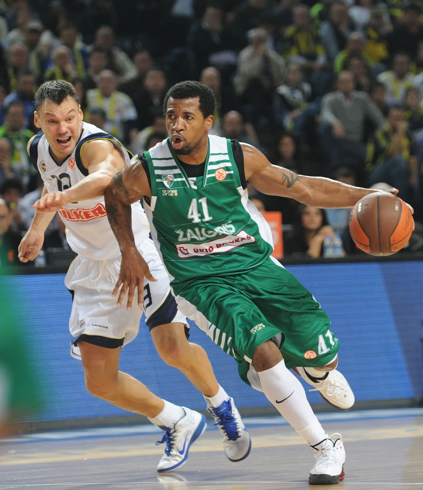 Kaunase Žalgirise endine mängija Dejuan Collins (palliga).