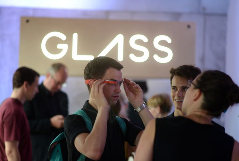 Need kaheksa aastat tagasi Berliinis esitletud Google´i avalikuks kasutuseks mõeldud Google Glasses prillid näitasid pilti läbipaistvasse kuupi ühe silma ees. Kaamera salvestas kõike selle kandja ees toimuvat. Nüüd peaks uued seadmed salvestama aga vaid tehisintellekti ja masinõppe tarvis.