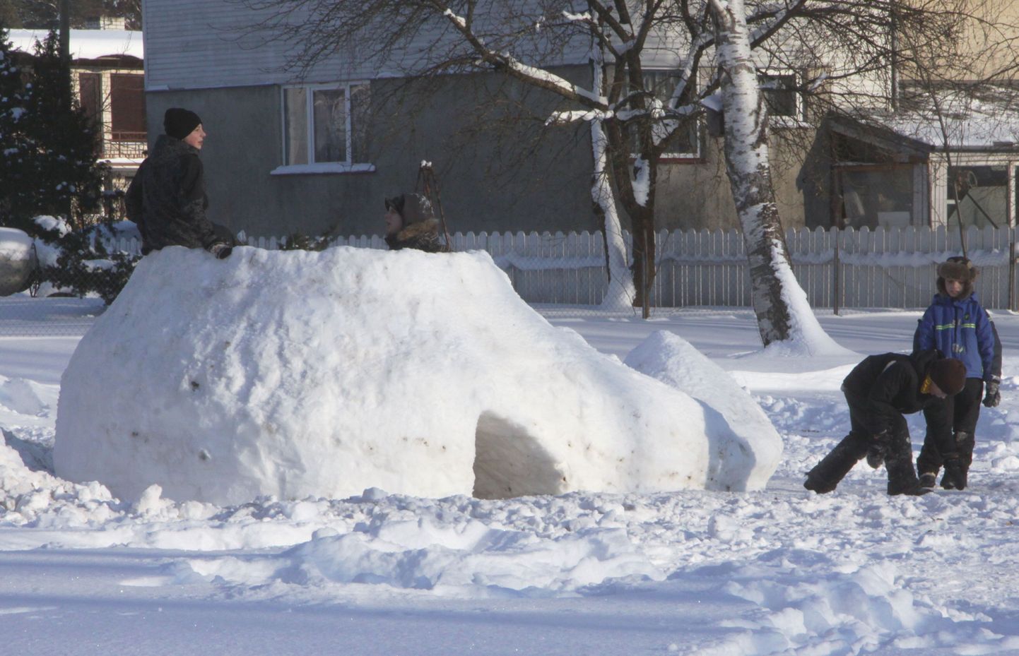 Raekülas ehitati lumelinna.