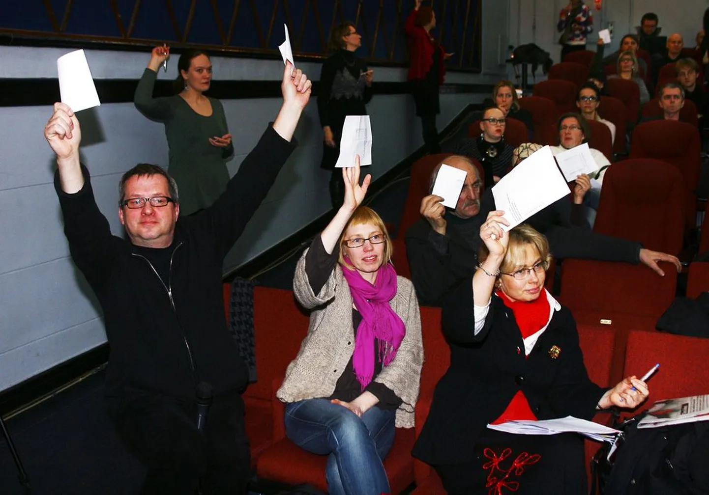 Saal tervitas Eesti Kultuuri Koja asutamist entusiastlikult. Vasakul rõõmustab Kanuti Gildi Saali juht Priit Raud, kes    valiti ka juhatusse.