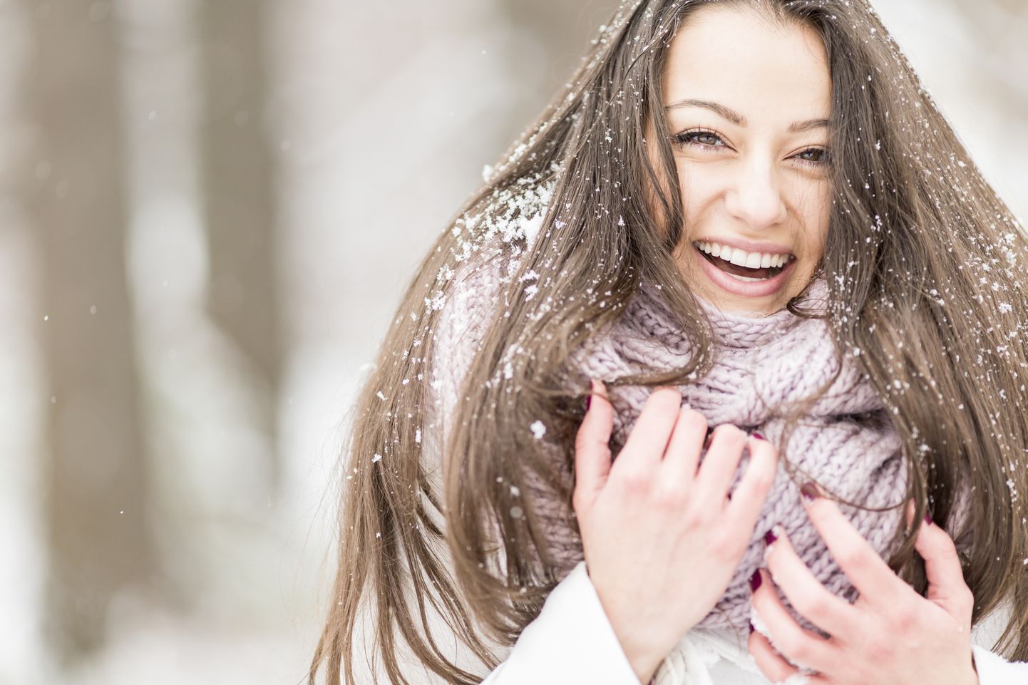 Счастливая женщина зимой. Фото иллюстративное.