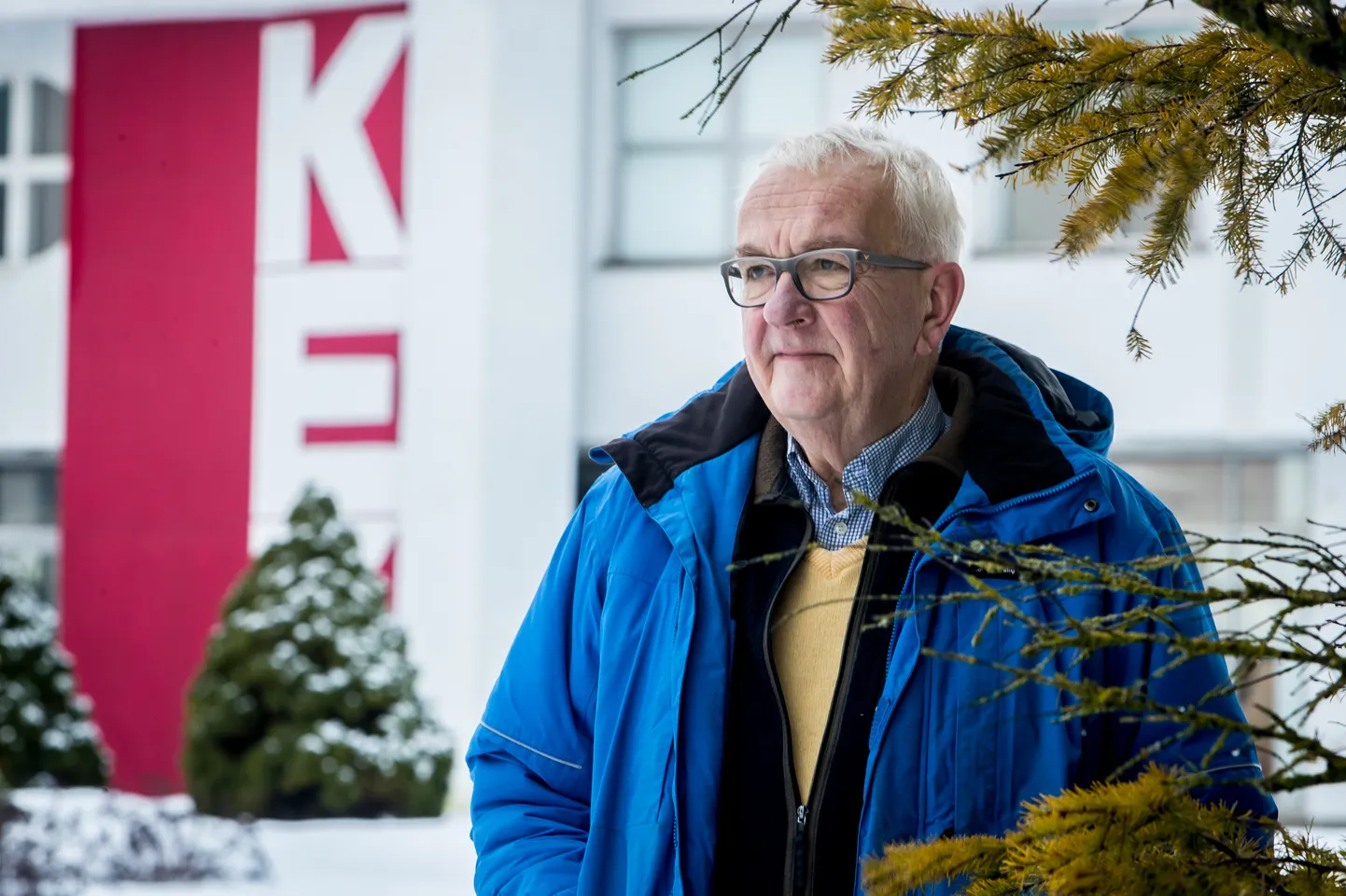 SAARE KEKi HALDUSHOONE oli Aarne Vainokivile mõned aastad teiseks koduks. Kolhoosiehituse üheks silmapaistvamaks näiteks nimetatud hoone on praeguseks saanud uue funktsiooni kontserdipaiga ja büroona.