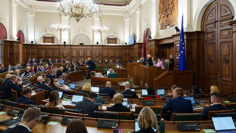 Divi deputāti sodīti par Ieroču aprites likuma pārkāpšanu