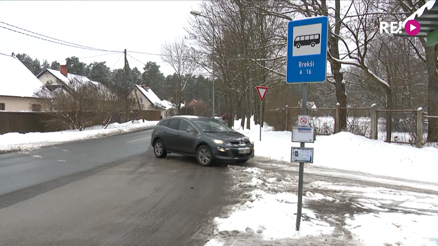 Жители жалуются на опасный для пешеходов участок дороги на улице Бикерниеку