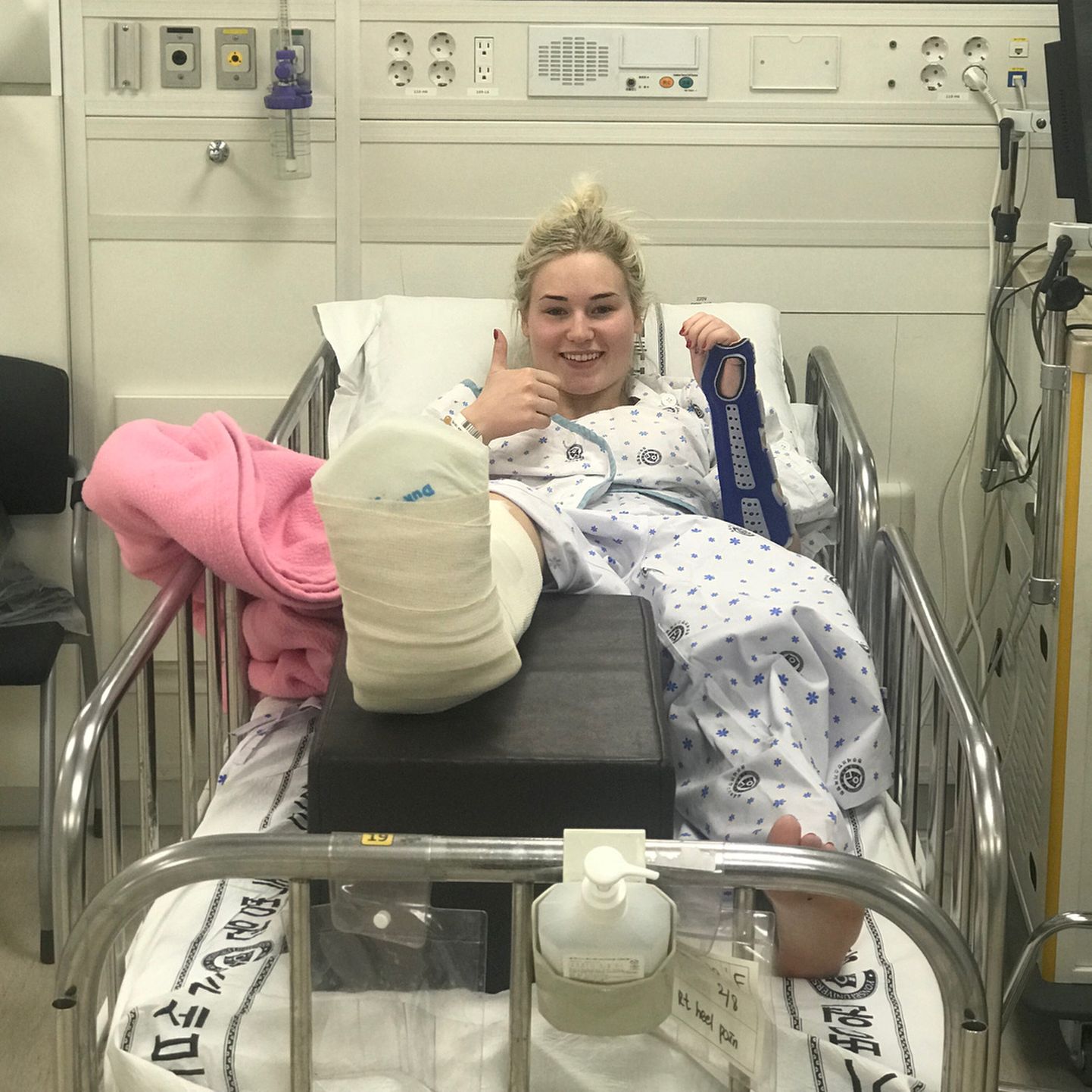 Lumelauasõitja Katie Ormerod haiglavoodis.