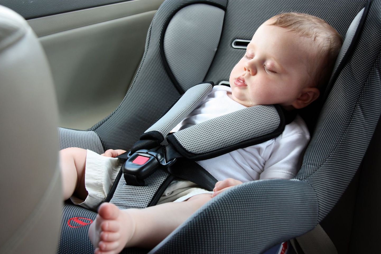 Laps magab autos. Pilt on illustreeriv.