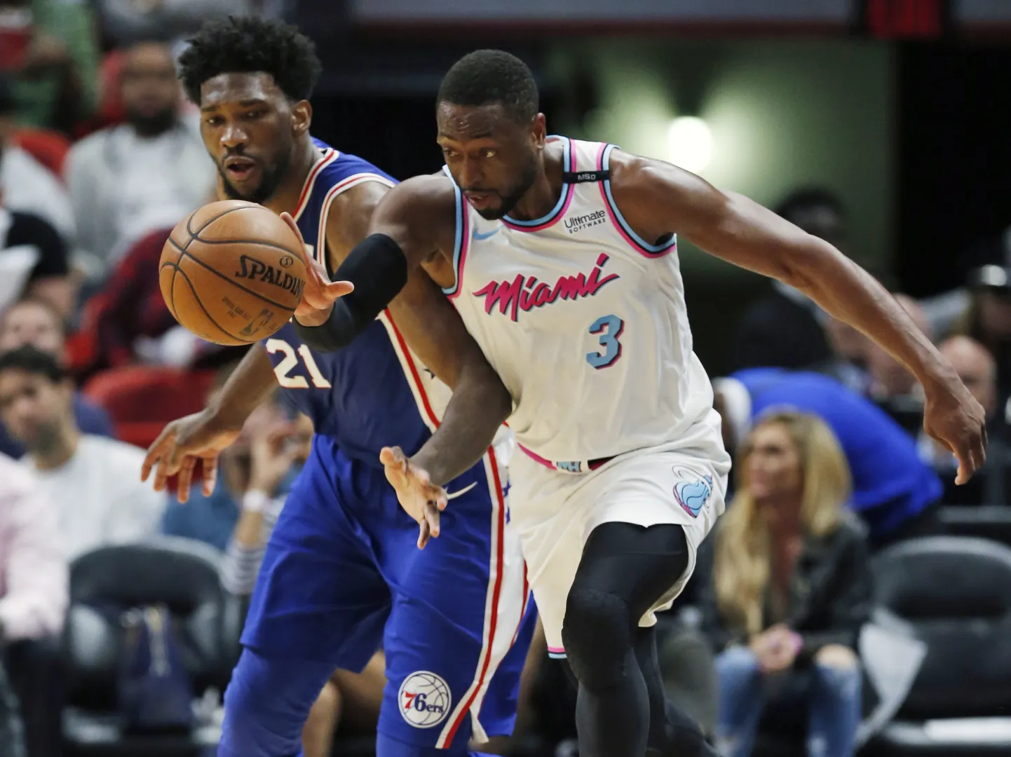 Dwyane Wade'i vasakul õlal on leinalint mälestamaks koolitulistamise ohvreid.