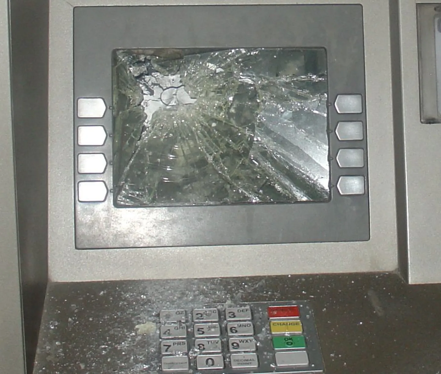 Lõhutud sularahaautomaat. Pilt on illustreeriv.