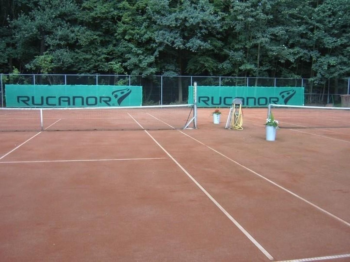 Tenniseväljakute otsafoonid kannavad sageli alaga seotud või sporditarvikuid müüvate firmade nimesid.