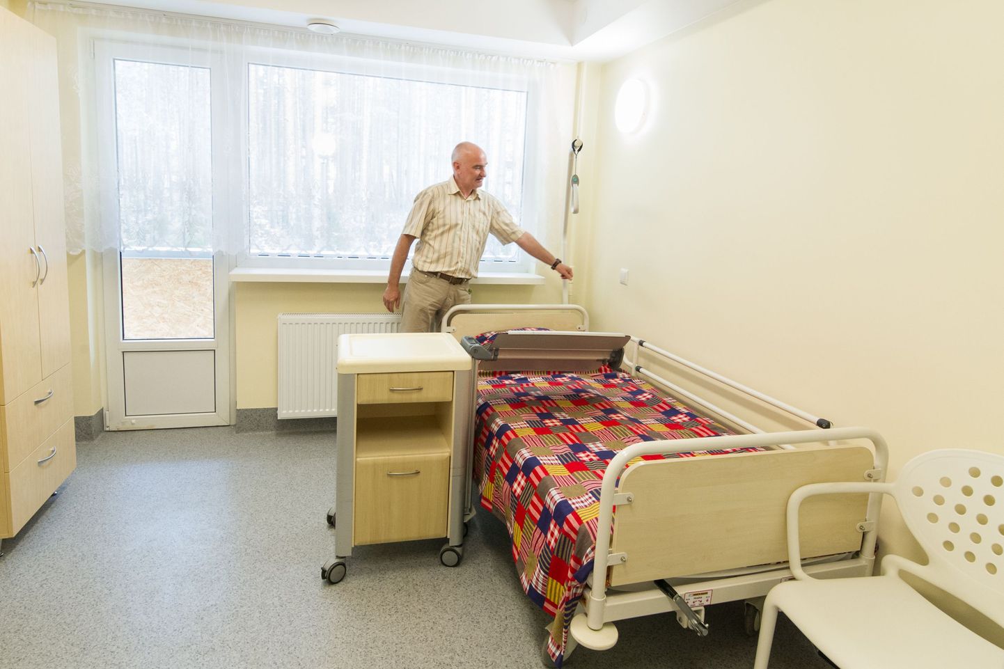 Narva-Jõesuu hooldekodu juhataja Ülar Uusküla näitab, et maakonna kõige uuemas dementsete osakonnas on funktsionaalsed nii voodi kui öökapp, mille saab veeretada sängi juurde. Öökapist saab välja tõmmata laua, mille kallet on võimalik tegevuse kohaselt muuta.