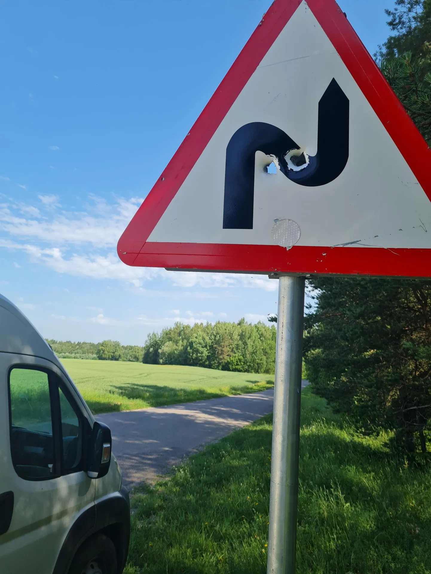 Kuuliaukudega liiklusmärk Karitsa ja Koeravere vahelisel teelõigul.