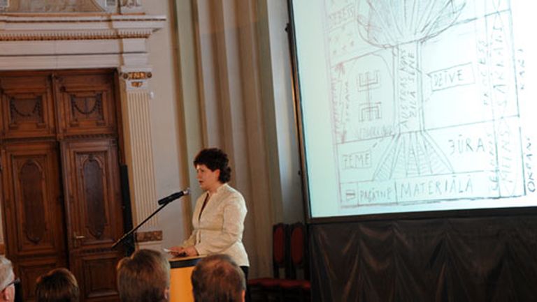 Eiropas kultūras galvaspilsētas direkcijas vadītāja Diāna Čivle uzrunā klātesošos pasākumā, kurā uzņēmējus iepazīstina ar Rīgas pilsētas un valsts notikumu kultūras jomā - Rīgu kā 2014. gada Eiropas kultūras galvaspilsētas statusu 