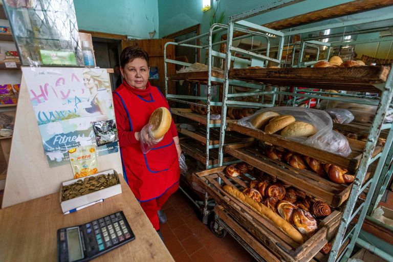 Ljudmila, a shop assistant in Bahmut, which is under bombardment, shows a loaf of bread that costs 70 cents in our money, which is mainly bought by the locals.