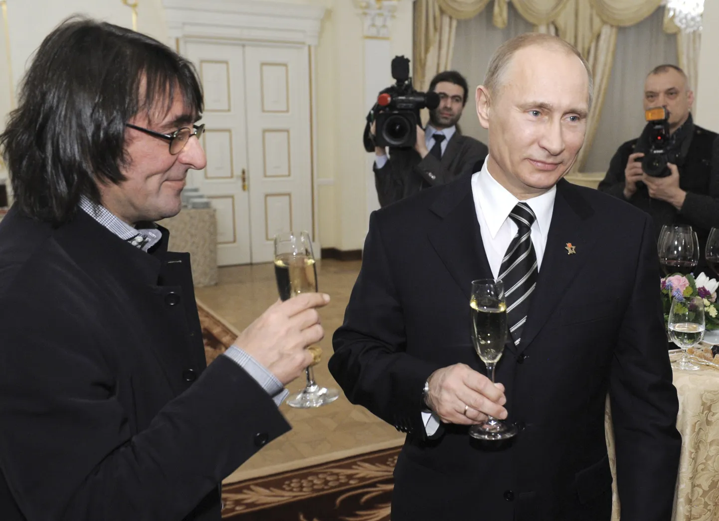 Путин принимает поздравления в связи с победой на выборах.