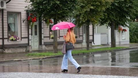 NÄDALA ILMAPROGNOOS ⟩ Üle Eesti liikuv tsüklon toob taevasse sajupilved