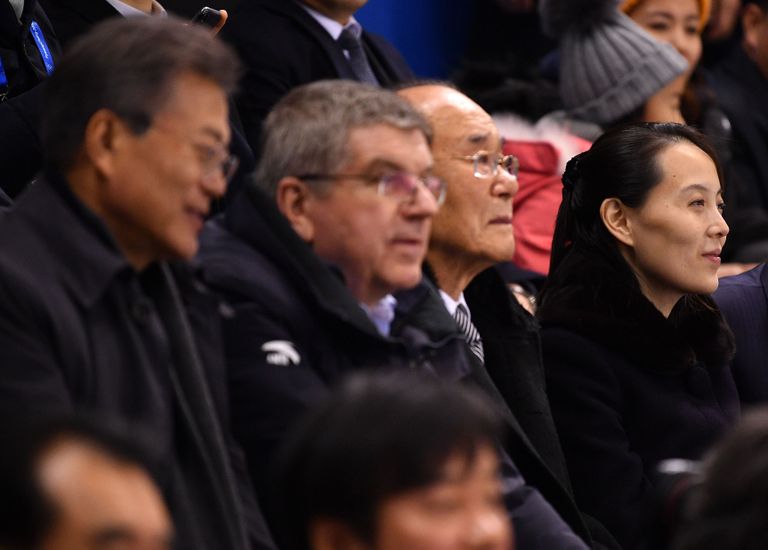 Lõuna-Korea president Jae-in Moon, ROKi president Thomas Bach, riigi tseremoniaalne riigipea Kim Yong-nam ja Põhja-Korea diktaatori Kim Jong-uni õde Kim Yo-jong.