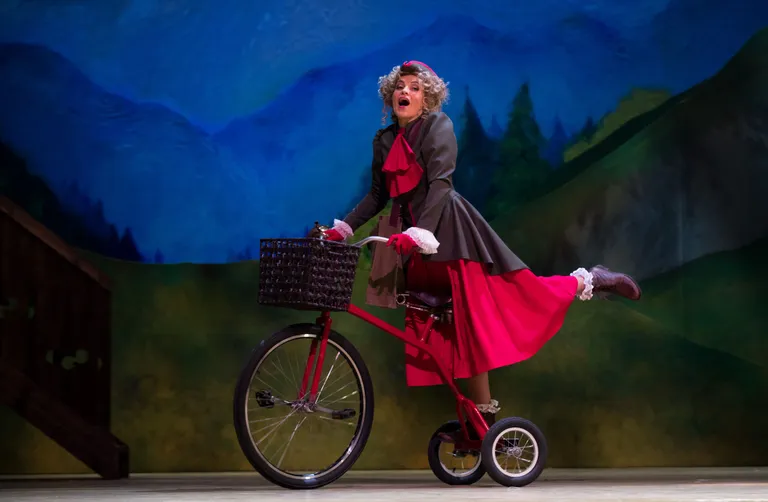 Kristel Pärtna Kirja-Kristeli rollis operetis «Linnukaupleja». Foto: LIIS TREIMANN