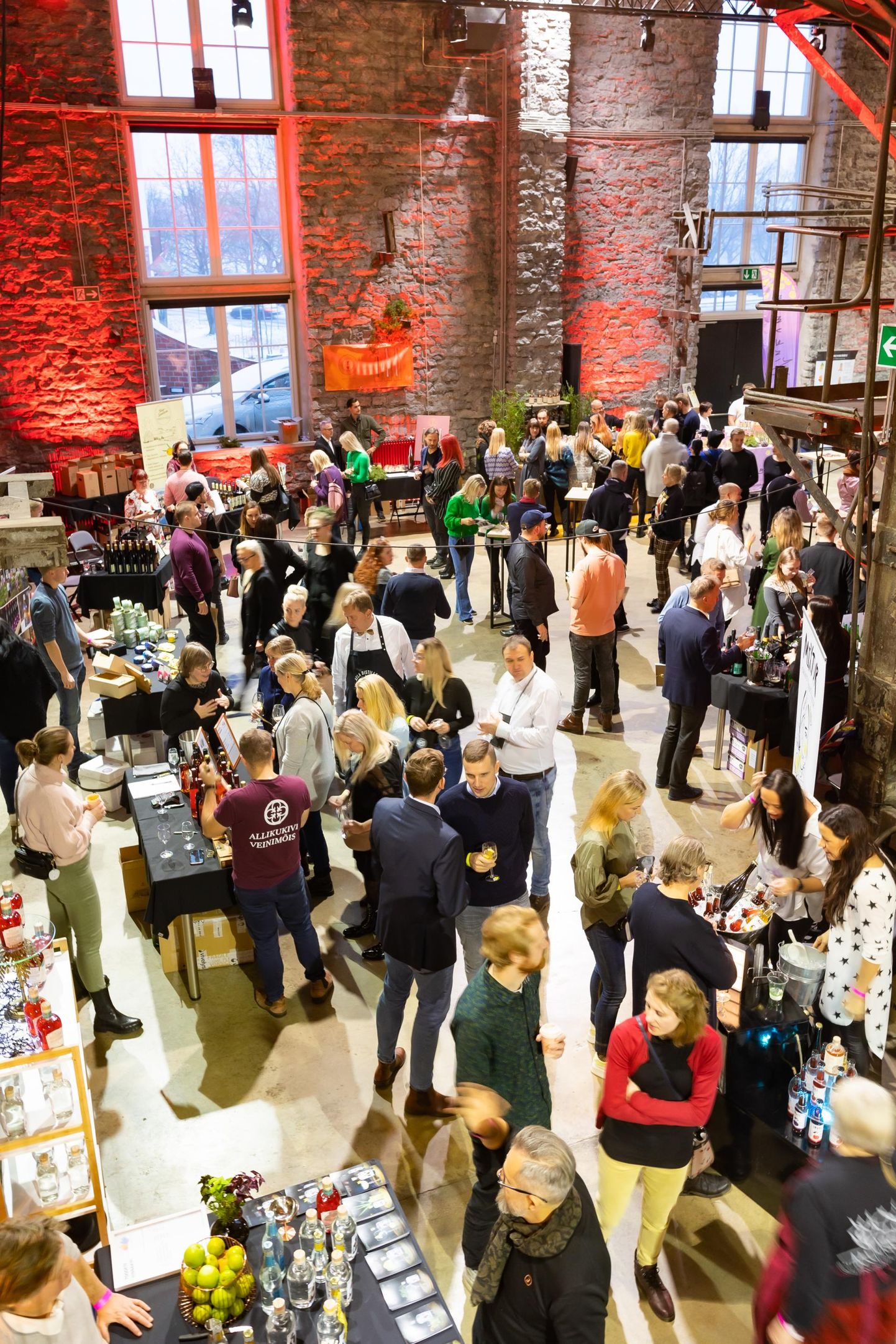 Joogifestivali maitsmismelu Tallinna kultuurikatlas – palju trendikaid alkoholivabu ja kodumaistest saadustest valmistatud jooke. FOTO: Tiit Mõtus