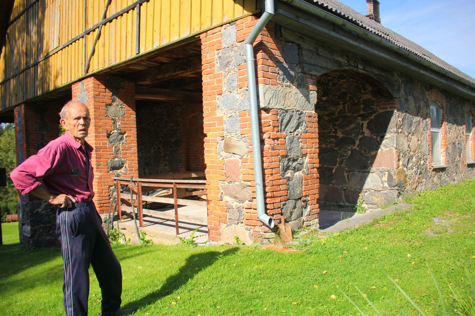 Helme mõisa endise sepikoja ainukene elanik Juss Saar on maja oma koduks kutsunud üle 70 aasta. Tema arvates on igati kiiduväärt, et selle kallal viimaks toimetatakse ning lagunemine peatatakse.