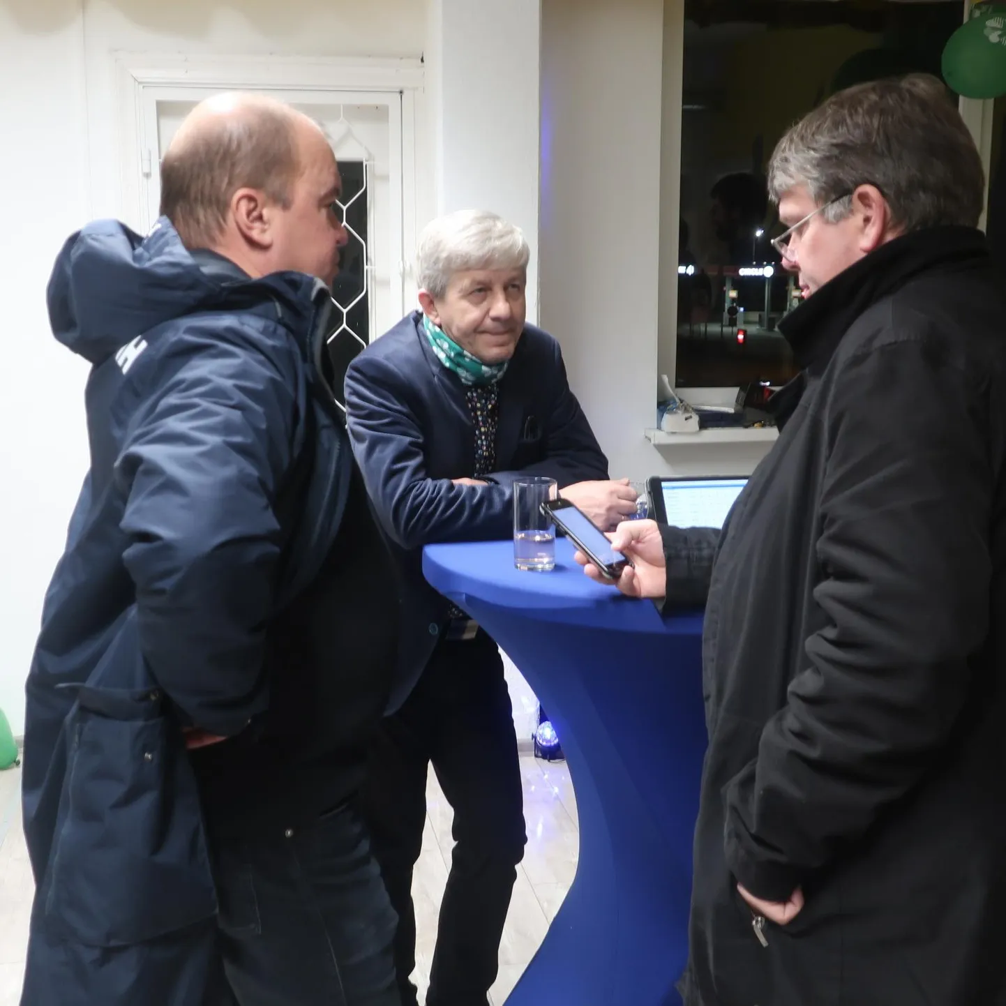 Reformi- ja Keskerakonna esindajad Andres Vijar (vasakult), Georg Pelisaar ja Lennart Liba olid juba valimisteööl ühise laua taga.