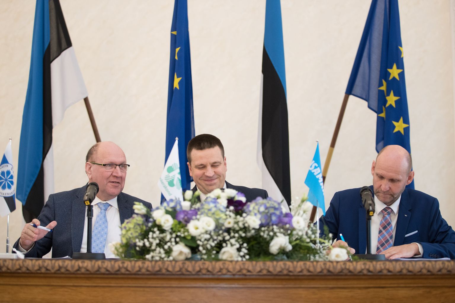 Isamaa, Keskerakond ja EKRE allkirjastasid koalitsioonileppe. Fotol vasakult Mart Helme, Jüri Ratas, Helir-Valdor Seeder.