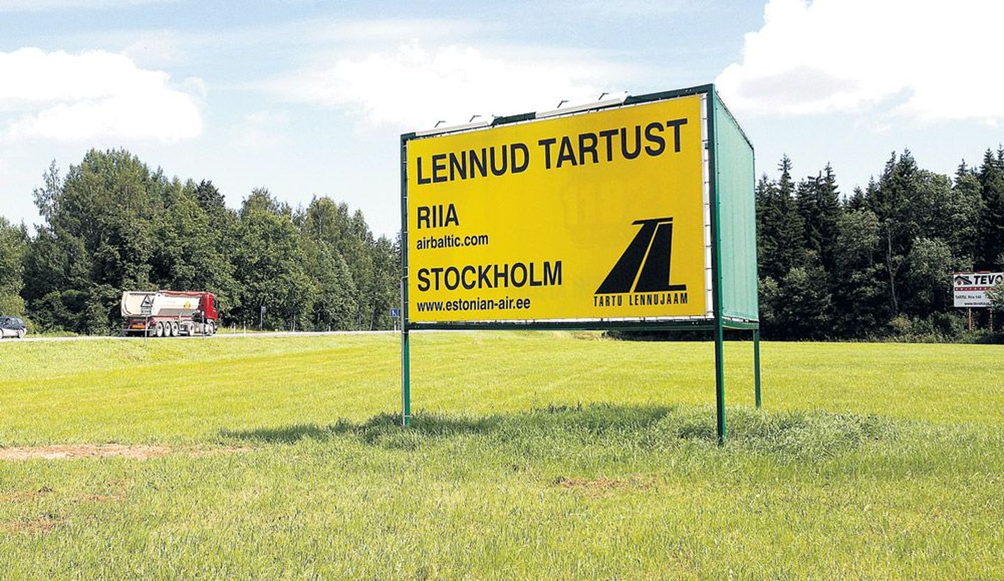 Tartu lennujaama reklaam Tallinna maantee ääres, augusti algul kolib see tahvel paremasse kohta linna piiril Võru maanteel.