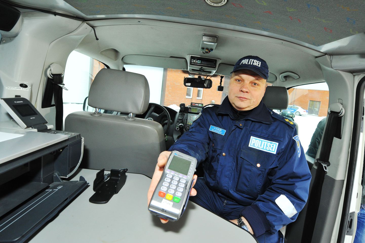 Liikluspolitseinik Vahur Djakov näitas jaanuaris politseibussi paigaldatud kaardimakseterminali.