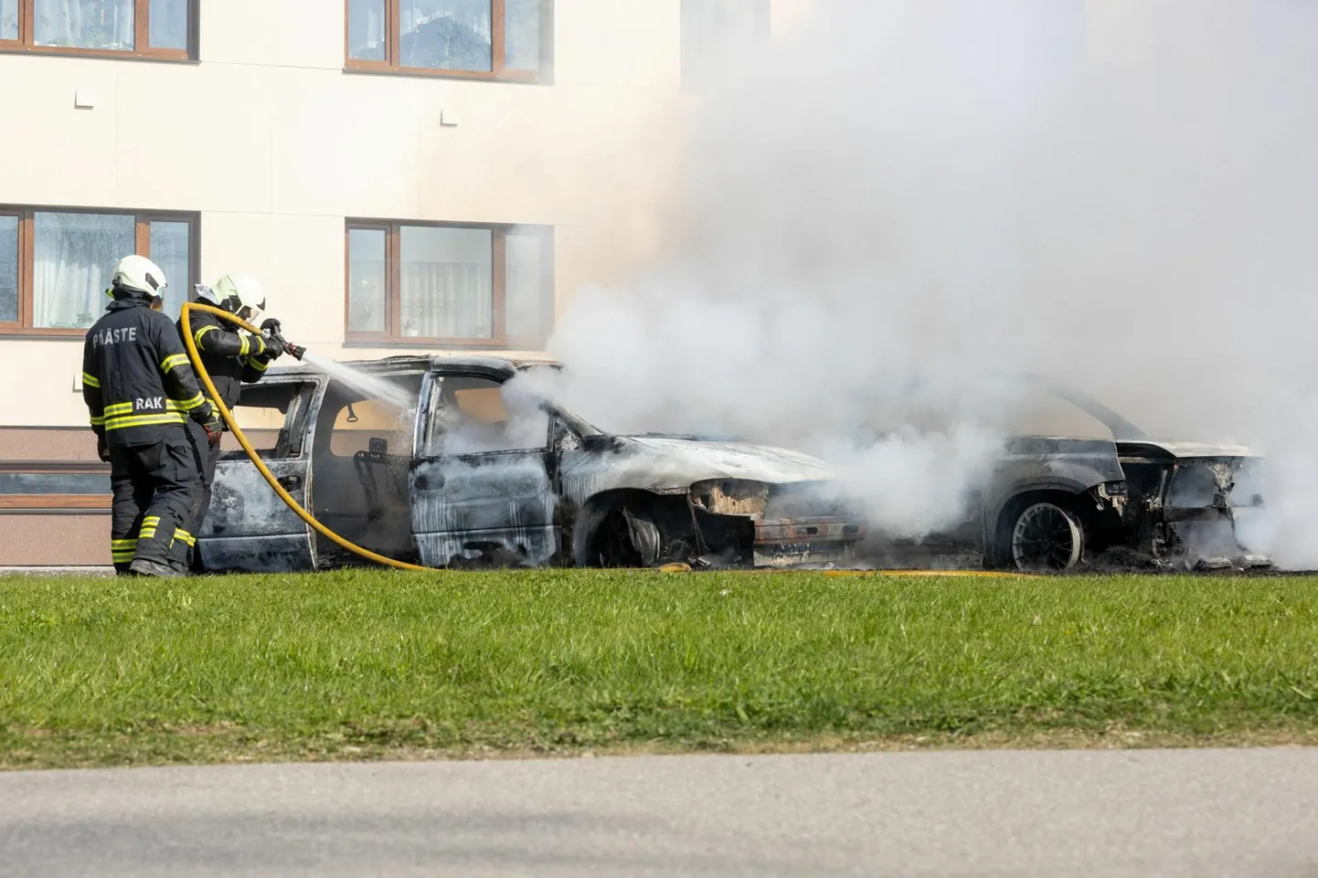 Päästjad jõudsid Vinnis põlenud autosid kustutama paarkümmend minutit pärast väljakutset, sest mitu komandot oli hõivatud maastikupõlengu kustutamisega Kunda lähistel.