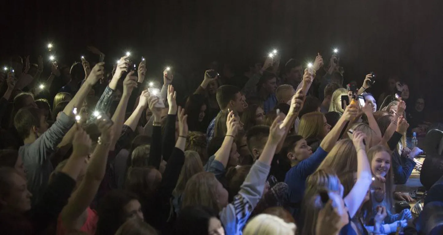 Koolibändide võistluse võitnud kollektiiv Sent from Viljandi suutis publiku endaga kaasa tõmmata ning panna inimesed saalis mobiiltelefonidega valgust näitama. Korraldajate hinnangul oli reede õhtul pärimusmuusika aidas ligikaudu 600 inimest. Kunagi varem pole see arv nii suur olnud.