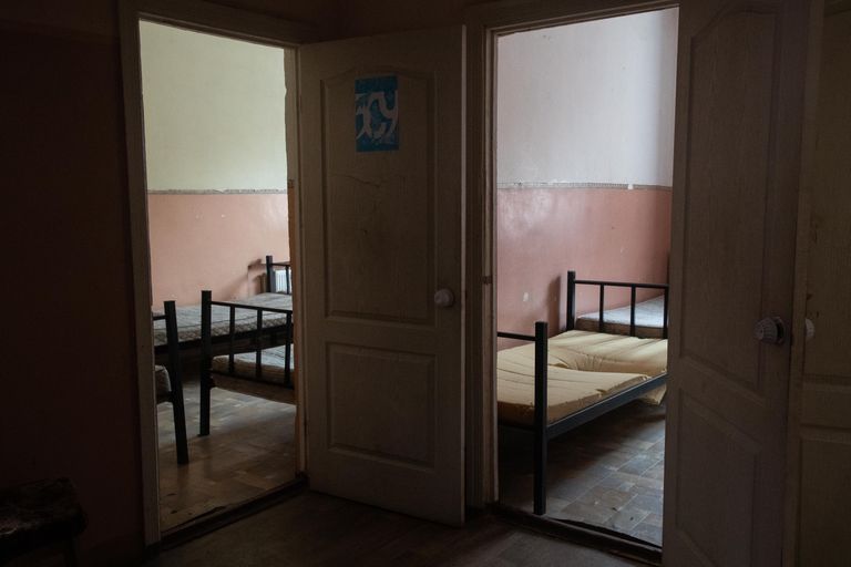 Комнаты для мальчиков в опустевшем детском доме в Степановке. Дети жили в комнатах вместе группами по три-четыре человека.