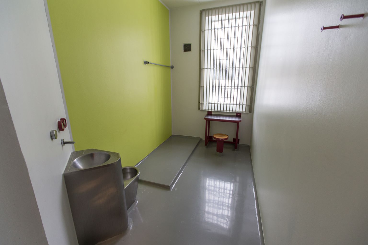 Камера-одиночка, или карцер Вируской тюрьмы, где, по оценке канцлера права, заключенных часто держат в несколько раз дольше максимального срока, предусмотренного международными стандартами.