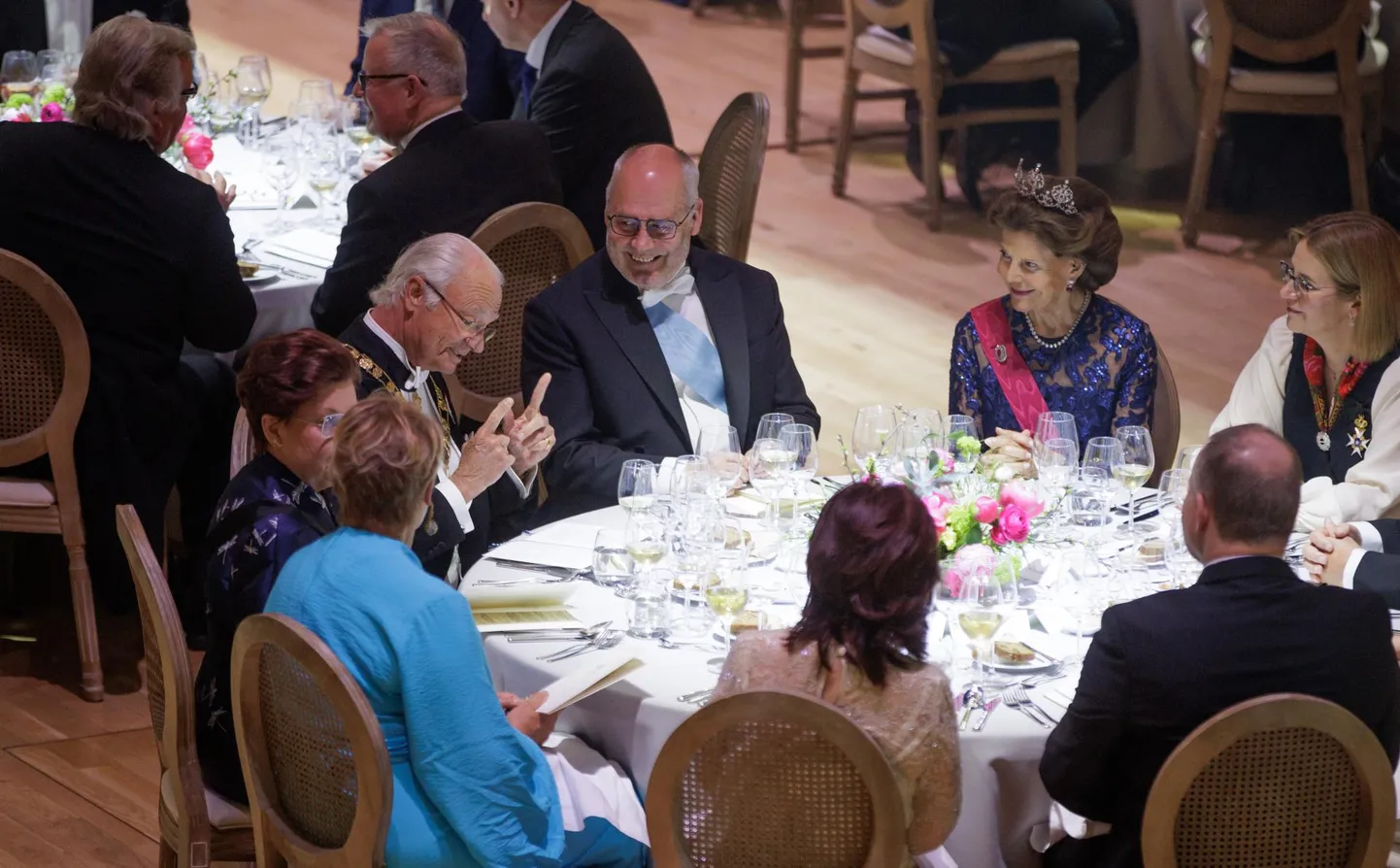 Riigiõhtusöök Rootsi kuninga ja kuninganna auks Viimsi Artiumis: Sirje Karis (vasakul küljega), kuningas Carl XVI Gustaf, president Alar Karis, kuninganna Silvia ja riigikogu liige Liisa Pakosta.