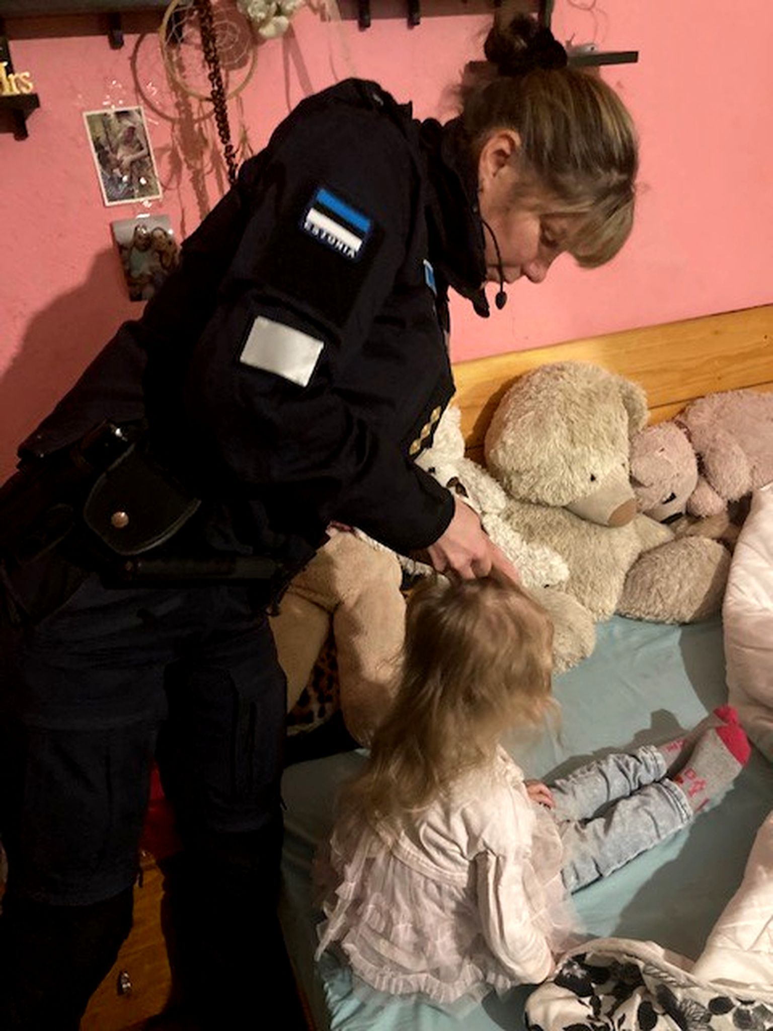 Полицейские помогли маленькой девочке заплести косички.