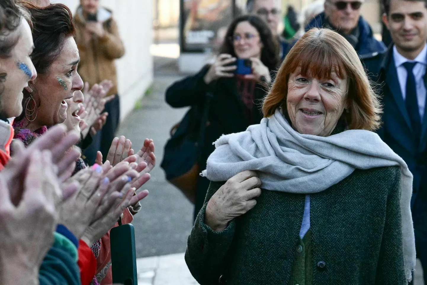 Gisèle Pelicot (keskel) koos advokaadi Stéphane Babonneauga (paremal) Avignonis asuva kohtusaali poole liikumas, 27. novembril 2024. a.