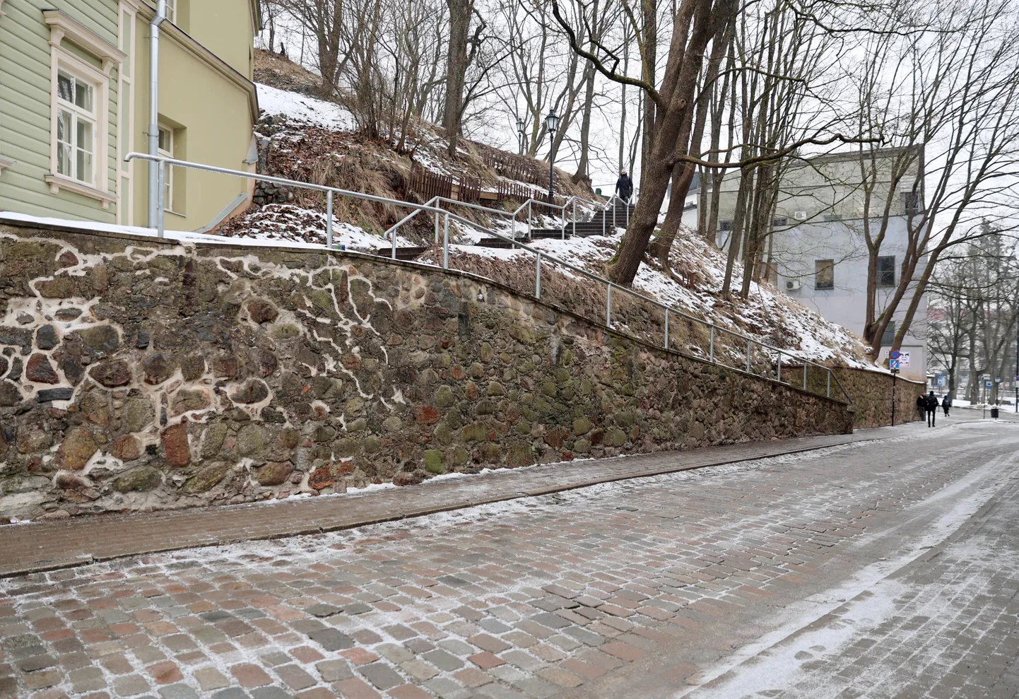 Tartu vanalinnas Vallikraavi tänaval asuv müür võetakse peagi täielikult koost ning laotakse siis jälle tagasi. Ühtlasi tehakse müürile sademevee ärajooks, et see kauem säiliks.
