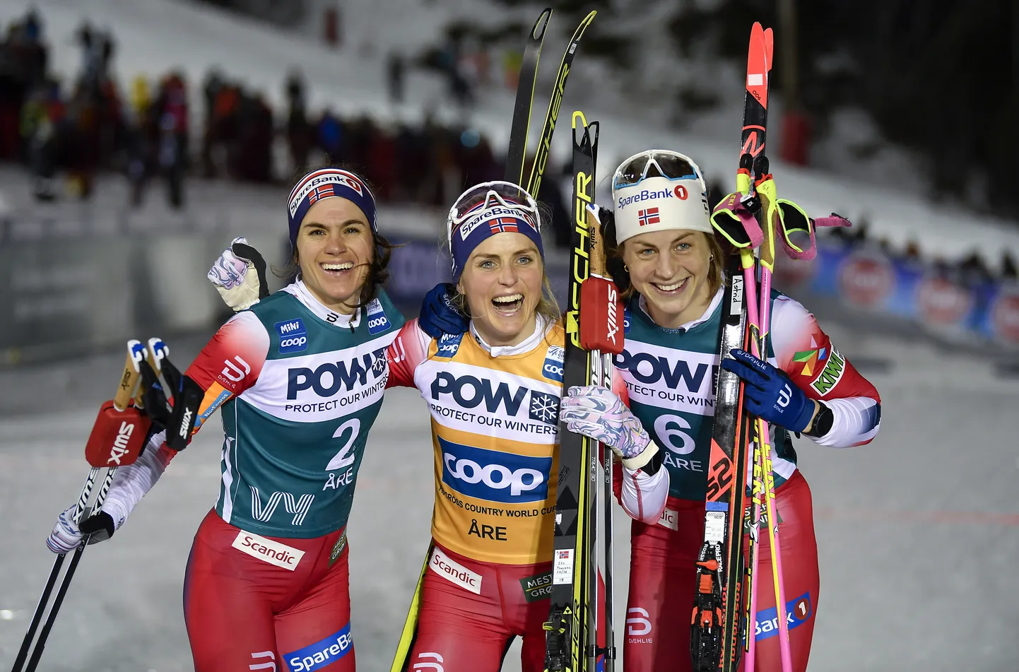 Astrid Uhrenholdt Jacobsen (paremalt) koos Therese Johaugi ja Heidi Wengiga.
