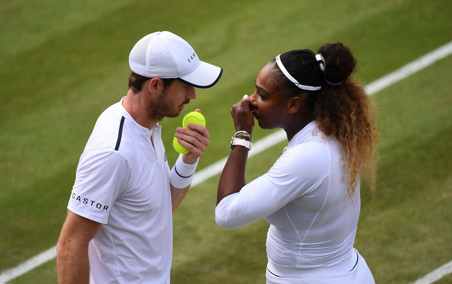 Andy Murray Serena Williamsiga paarismängu mängimas