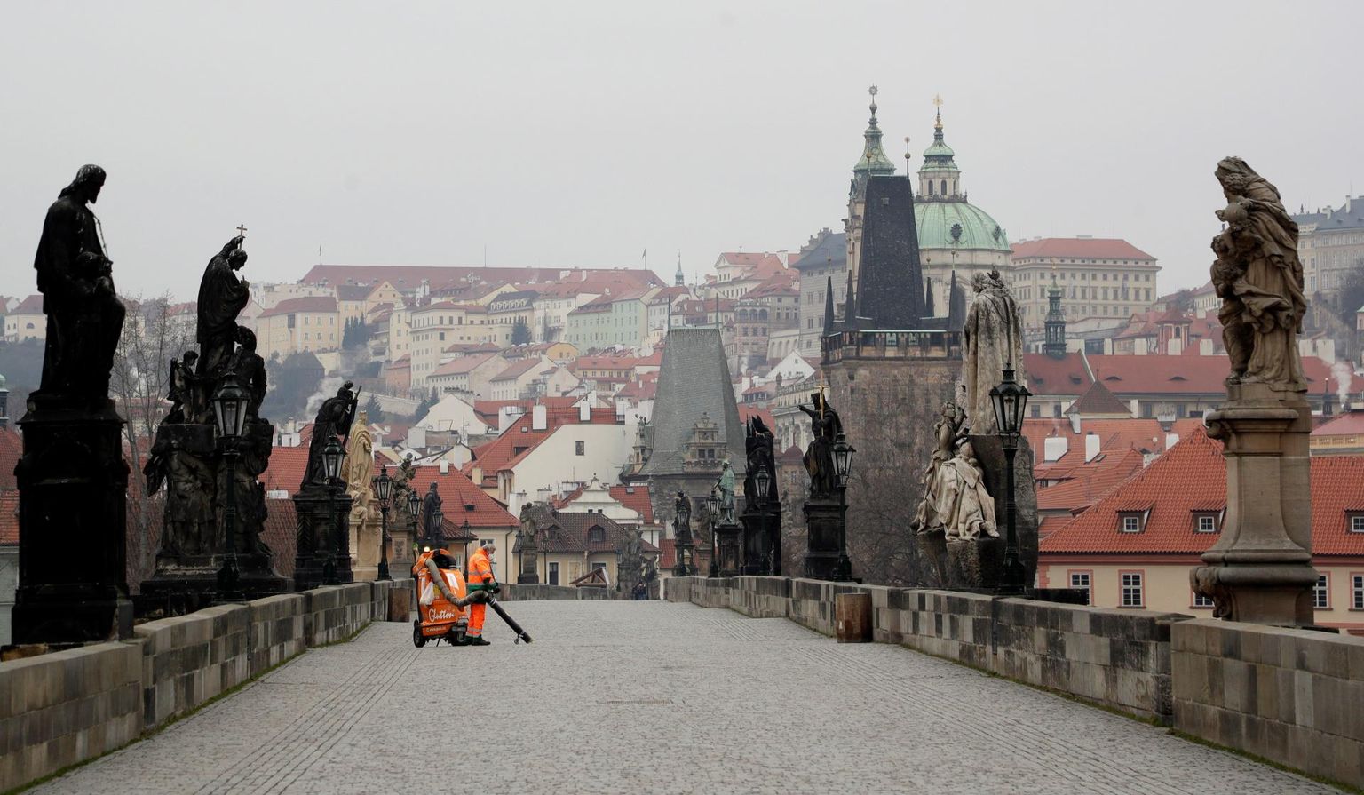 Puhastustöötaja inimtühjal Karli sillal Prahas. Nakatumisnäitajatelt järgneb Euroopas Tšehhile Eesti.